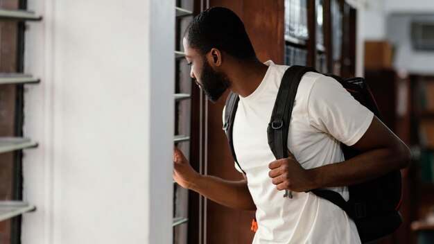 Estudiante de tiro medio con mochila