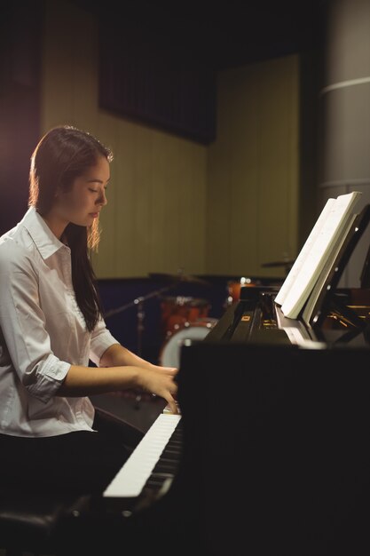 Estudiante tocando el piano