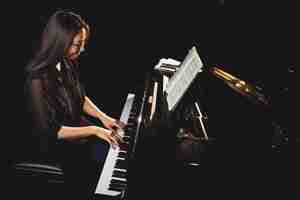 Foto gratuita estudiante tocando el piano