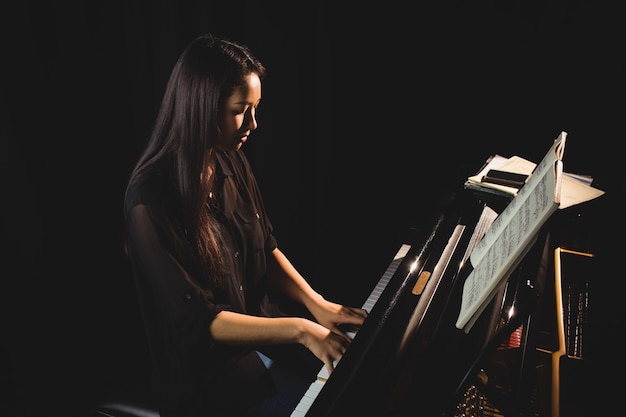 Estudiante tocando el piano