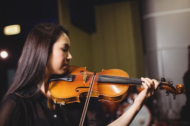 Estudiante tocando el violín