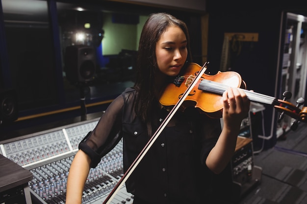 Estudiante tocando el violín