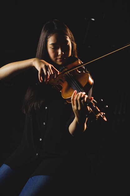 Estudiante tocando el violín