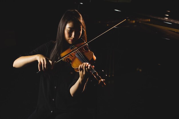 Estudiante tocando el violín