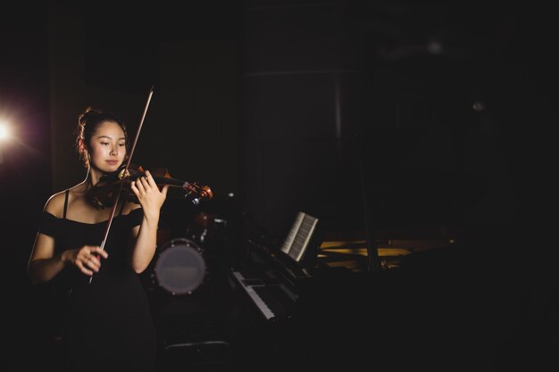 Estudiante tocando el violín