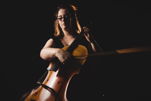 Estudiante tocando el violín