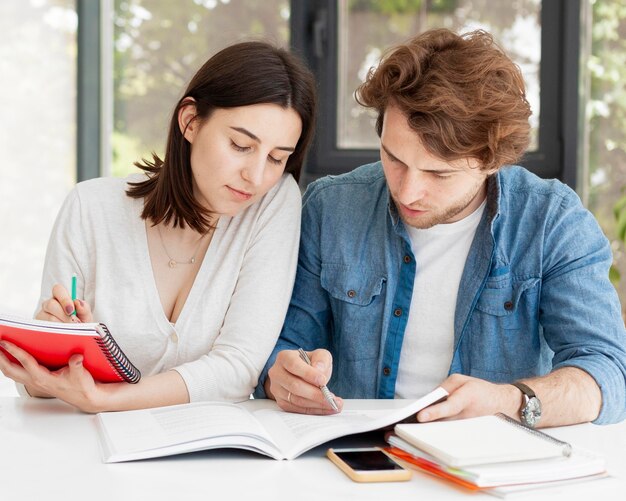 Estudiante tomando notas tutor en concepto de hogar