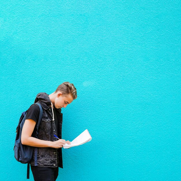 Estudiante trabajador sobre fondo azul