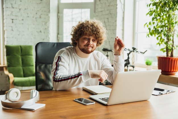 Foto gratuita estudiante trabajando desde casa