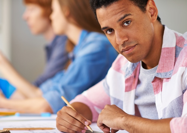 Foto gratuita estudiante trabajando con un lápiz