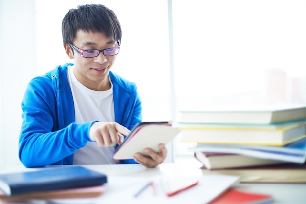 Estudiante trabajando con su pantalla táctil