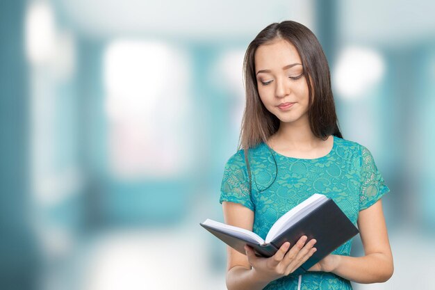 Estudiante universitario de mujer sosteniendo libro