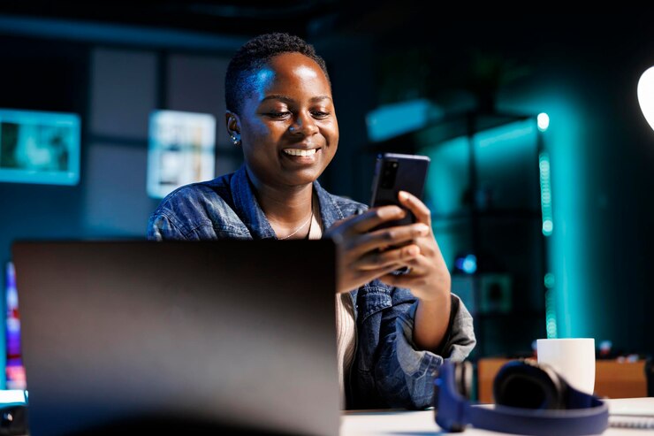 Foto gratuito estudiante usando un dispositivo móvil