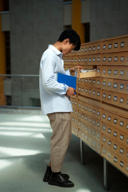 Estudiante de vista lateral en busca de información.