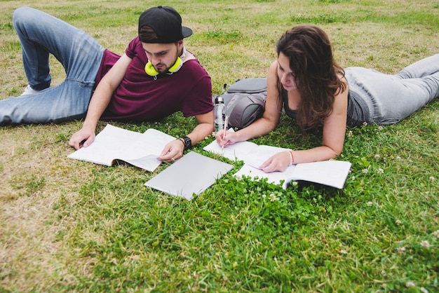 Estudiantes, acostado, hierba, estudiar