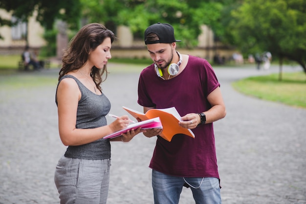 Estudiantes, afuera, tenencia, cuadernos