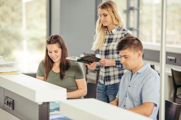 Estudiantes alegres en la mesa