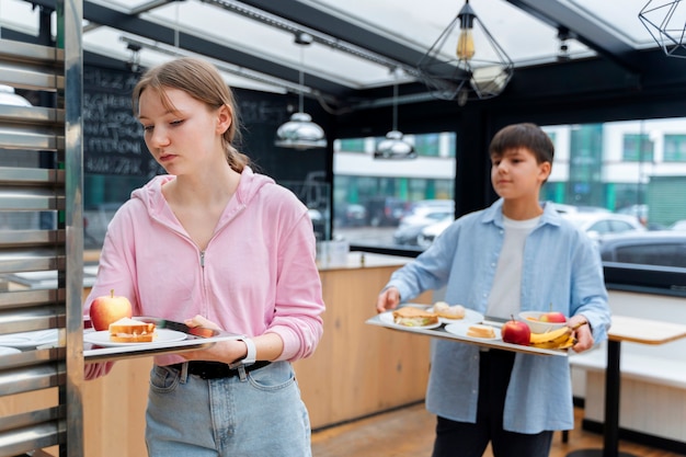 Estudiantes almorzando en la cantina