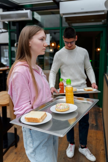 Estudiantes almorzando en la cantina