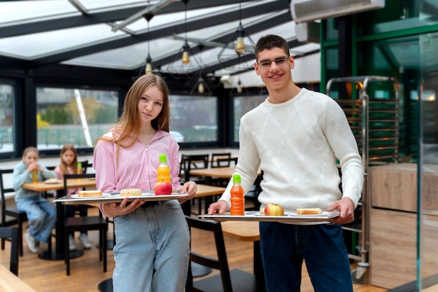 Estudiantes almorzando en la cantina