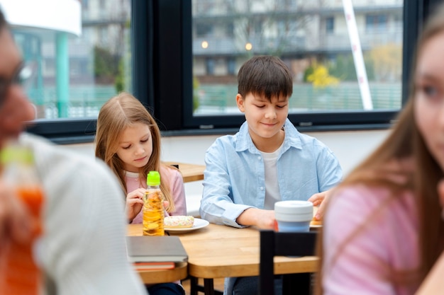 Estudiantes almorzando en la cantina