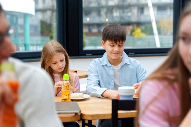 Estudiantes almorzando en la cantina