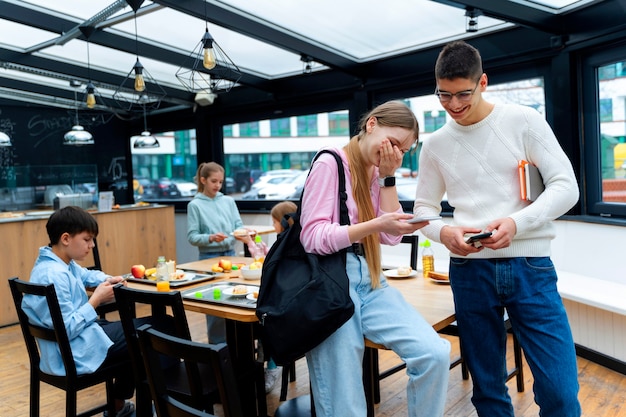 Estudiantes almorzando en la cantina