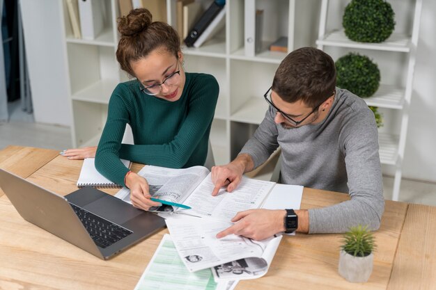 Estudiantes de alto ángulo que estudian juntos