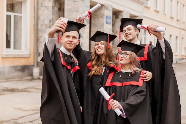 Estudiantes de alto ángulo tomando selfie