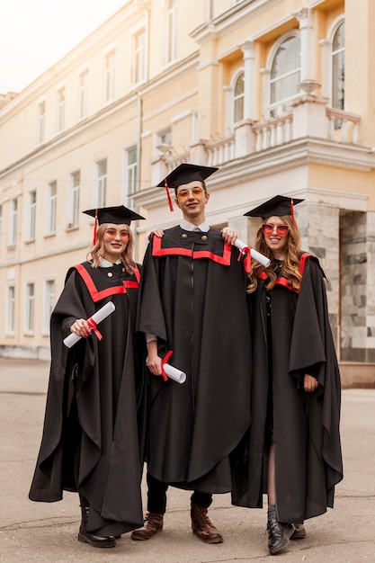 Foto gratuita estudiantes de ángulo bajo en la ceremonia de graduación