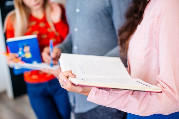 Estudiantes anónimos preparándose para el examen