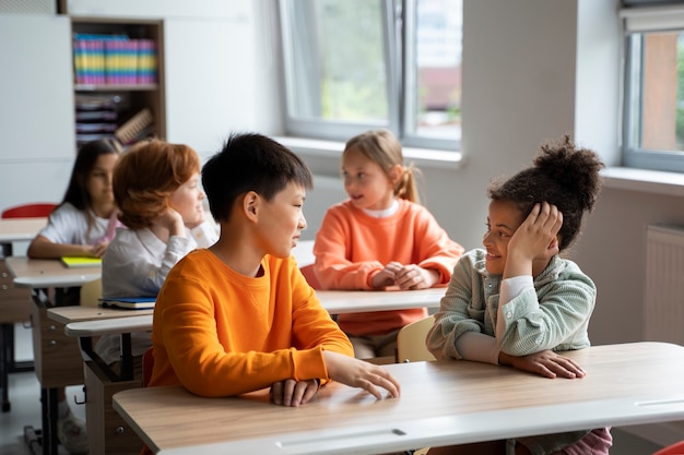 Foto gratuita estudiantes aprendiendo en la escuela en su salón de clases.