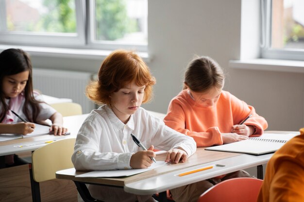 Estudiantes aprendiendo en la escuela en su salón de clases.