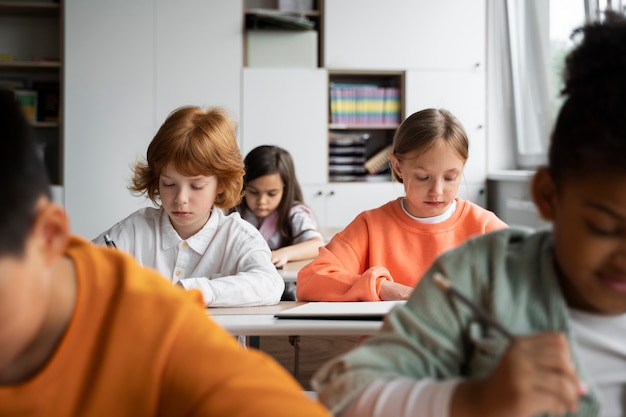 Estudiantes aprendiendo en la escuela en su salón de clases.