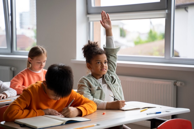 Estudiantes aprendiendo en la escuela en su salón de clases.