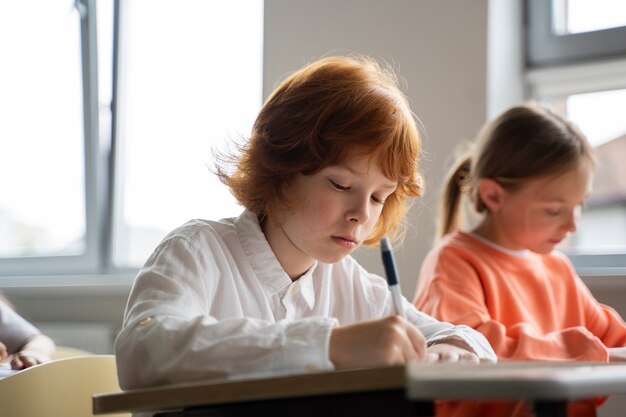 Estudiantes aprendiendo en la escuela en su salón de clases.