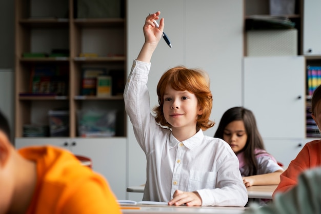 Estudiantes aprendiendo en la escuela en su salón de clases.