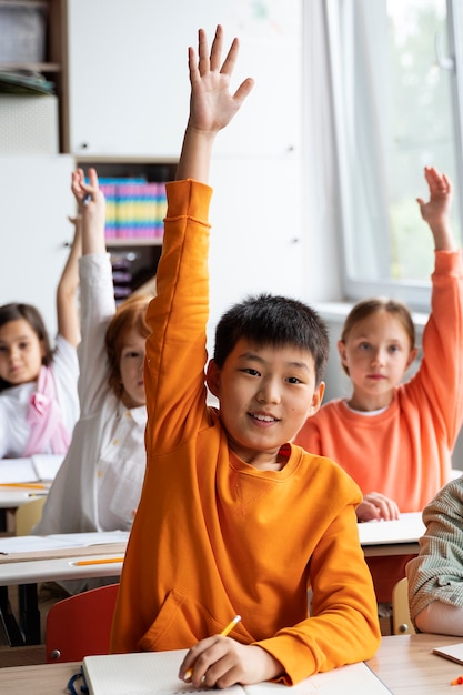 Estudiantes aprendiendo en la escuela en su salón de clases.