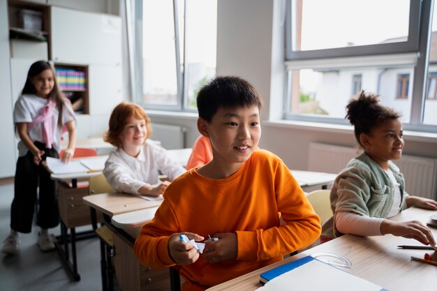 Estudiantes aprendiendo en la escuela en su salón de clases.