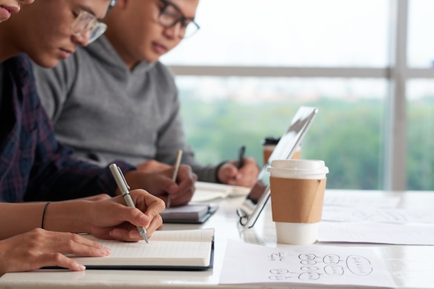 Estudiantes asiáticos que tienen conferencia