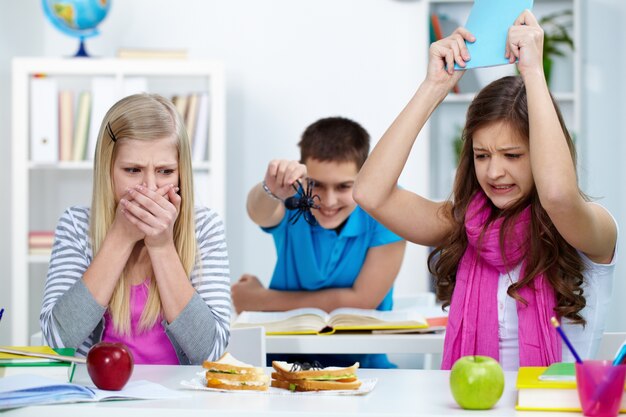 Estudiantes asustadas en clase