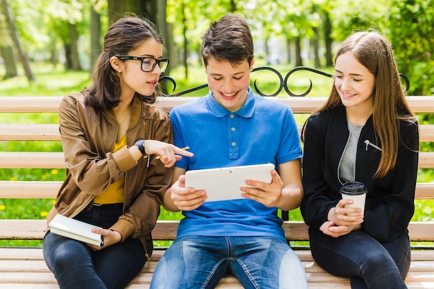 Foto gratuita estudiantes en el banco