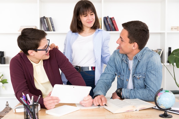 Estudiantes en biblioteca estudiando juntos