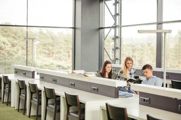 Estudiantes en la biblioteca en la universidad