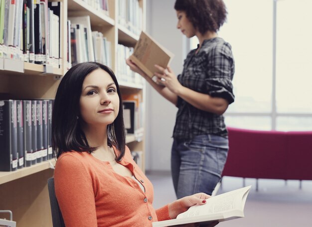 Estudiantes en la biblioteca