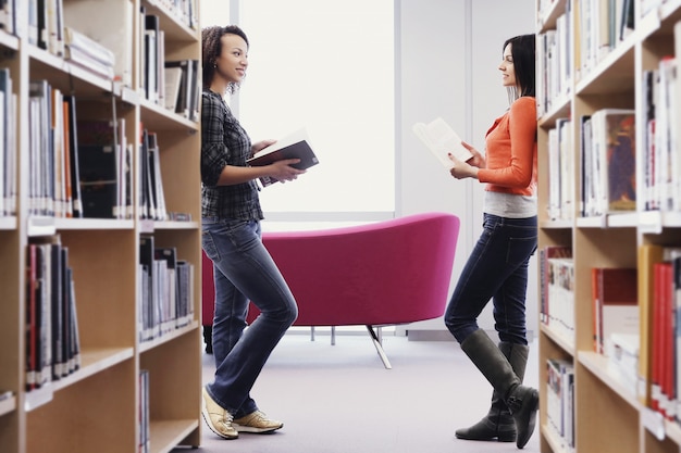 Estudiantes en la biblioteca