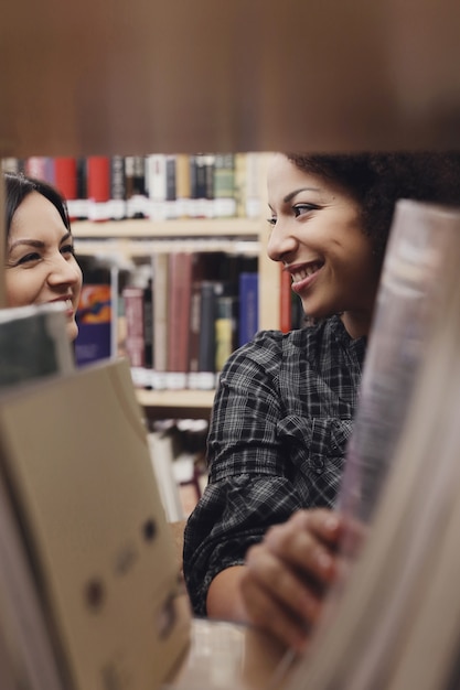 Estudiantes en la biblioteca