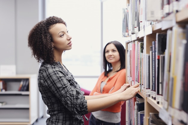 Estudiantes en la biblioteca