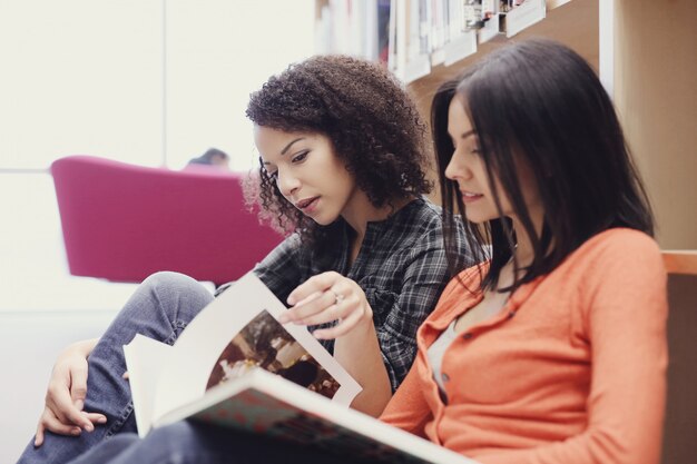 Estudiantes en la biblioteca