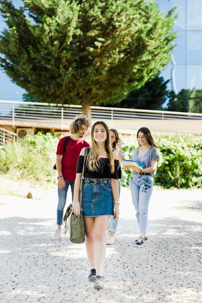 Estudiantes caminando cerca del campus